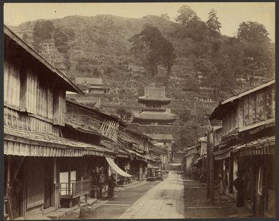 Temple Street, Native Town, Nagasaki af Felice Beato