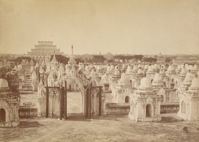 450 pagoden fra den centrale pagode - Mandalay af Felice Beato