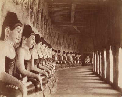 De niogfyrre Gautamas i Sagaing-templet af Felice Beato