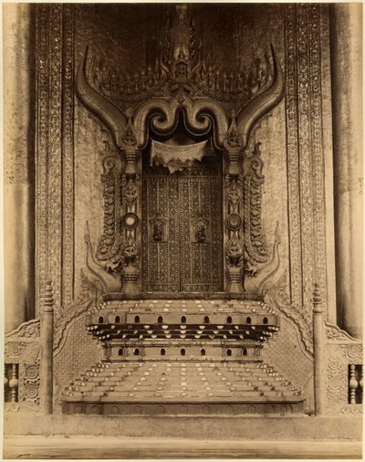 The-ha-thana eller Løvernes trone i Myei-nan eller Main Audience Hall i Mandalay-paladset, Burma, slutningen af det 19. århundrede (albumin-tryk) af Felice Beato