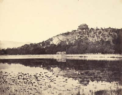 Udsigt over det kejserlige sommerpalads, Yuen-Ming-Yuen, efter afbrændingen, taget fra søen, Peking, 18. oktober, 1860 af Felice Beato