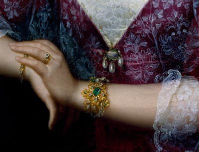 Portræt af Anna Opulich, detalje af vedhæng og armbånd af Felice Schiavoni