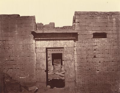 Anden port til det store tempel i Medinet Habu, Theben af Félix Bonfils