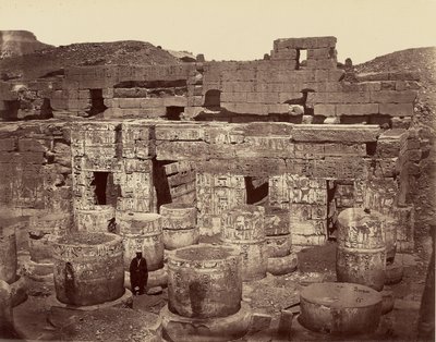 Den tredje gård i det store tempel i Medinet Abu, også kaldet søjlegården. Theben af Félix Bonfils