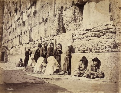 En gruppe israelitter beder ved Grædemuren (eller Vestmuren), Jerusalem af Félix Bonfils