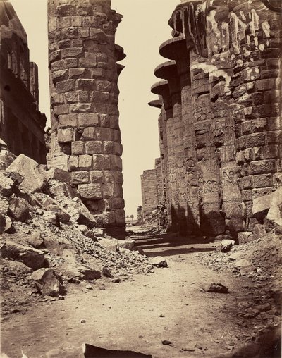 Den centrale allé i hypostylsalen, set fra øst (Karnak) – Theben af Félix Bonfils
