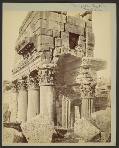 Detalje af kapitælerne i pronaos ved Baalbek af Félix Bonfils