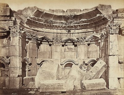 Detalje af de såkaldte "værelser" i den arkæologiske zone i Heliopolis eller Baalbek, den gamle syriske by, nu Libanon. En mand poserer, der sidder på ruinerne af Félix Bonfils
