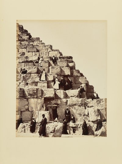 [Gruppeportræt på en pyramides stenblokke, Egypten] af Félix Bonfils