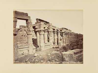 Philae. Isis-kolonnaden, taget fra obelisken (Egypten) af Félix Bonfils