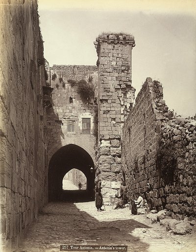 Antonia-tårnet i Jerusalem. Nogle mænd hviler sig nær væggene af Félix Bonfils