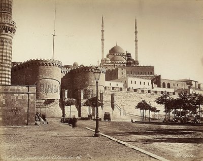 Citadellets Bab el-Azab-port med Muhammad Alis moske i baggrunden i Kairo, Egypten af Félix Bonfils