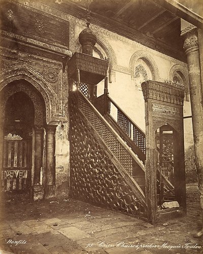 Minbad, antikke træstol, anbragt i moskeen Ibn Tulun i Kairo, Egypten af Félix Bonfils