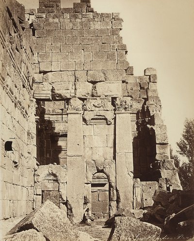Propylaea af Jupiters tempel eller Solens tempel, i den arkæologiske zone Heliopolis eller Baalbek, antikke syriske by, nu Libanon af Félix Bonfils