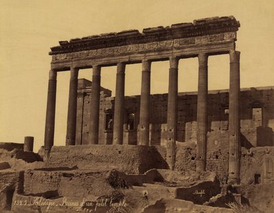 Ubundet søjlegang foran et tempel i Palmyra, Syrien af Félix Bonfils