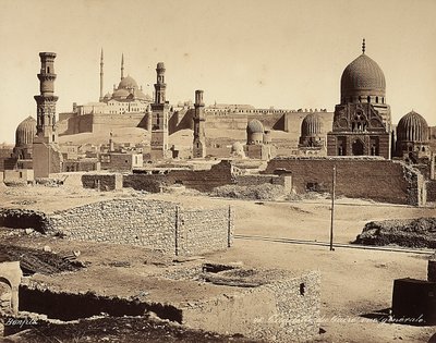 Udsigt over citadellet med talrige antikke monumenter og fund i Kairo, Egypten af Félix Bonfils