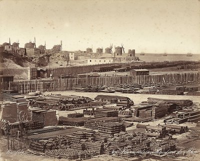 Værft til byggematerialer, vindmøller er i baggrunden, i Alexandria, Egypten af Félix Bonfils