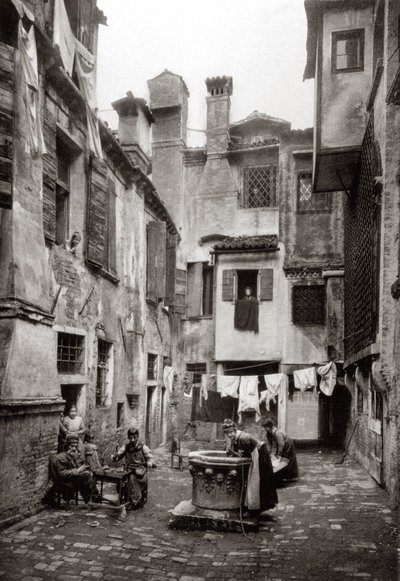 En gårdhave omgivet af bygninger i Venedig, ca. 1880 af Ferdinando Ongania