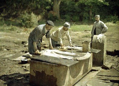 Tre franske soldater vasker tøj ved en brønd, Soissons, Aisne, Frankrig, 1917 (autokrom) af Fernand Cuville