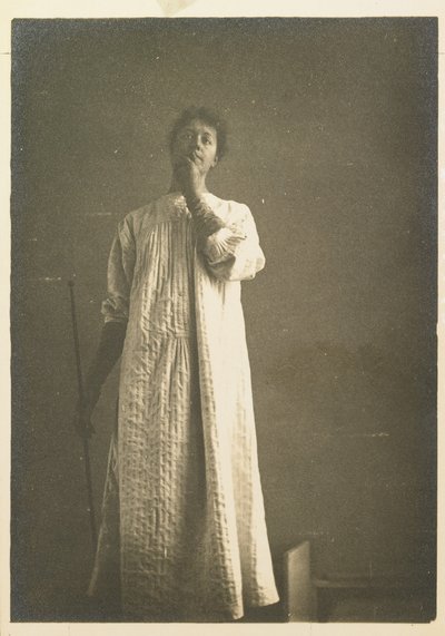 Kvinde i skjorte, hånden foran munden af Fernand Khnopff