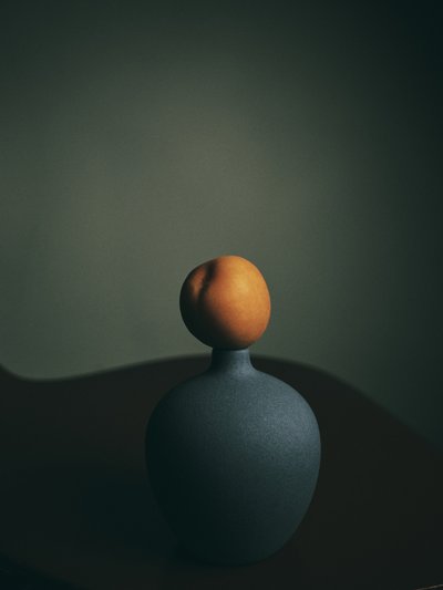 Mørk ferskenfarvet vase af FiguraNYC Photography