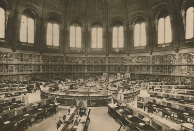 Reading Room of the Great Library på British Museum set fra indgangen, c1935. af Fleming