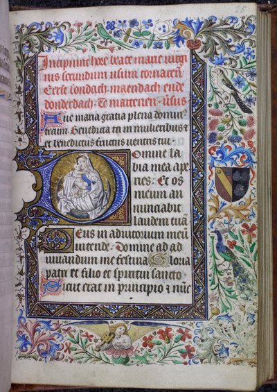 Historik forbogstav med Jomfru og Barnets Timebog, Brug af Tournai, på en halvmåne kombineret med en tresidet stangkant og en fuld kant med akantusblade, blomster, fugle, en musikerengel og et våbenskjold af Flemish School