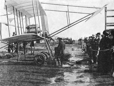 Henri Farman og hans 50 hk Gnome biplan, Blackpool Aviation Meeting, Lancashire, 1909 1933. af Flight Photo