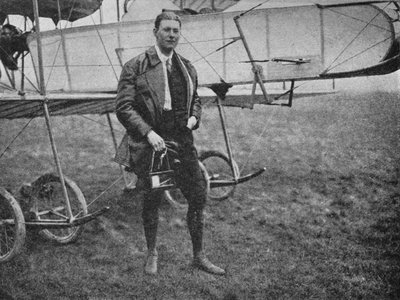 Mr Gordon Bell, der fløj flere forskellige typer end nogen anden pilot på sin tid, 1913 1934 af Flight Photo