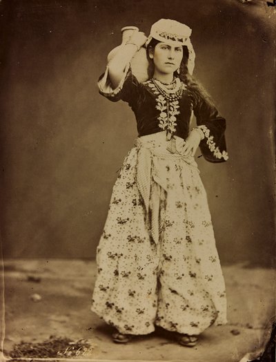 Album Damas et Baalbek : Ung syrisk kvinde i traditionelt tøj af Félix Bonfils