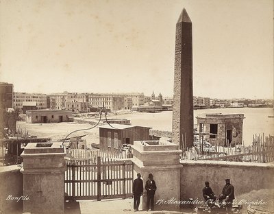 Alexandria, Egypten: Obelisken af Cleopatra, med fire mænd, der poserer til fotografiet af Félix Bonfils