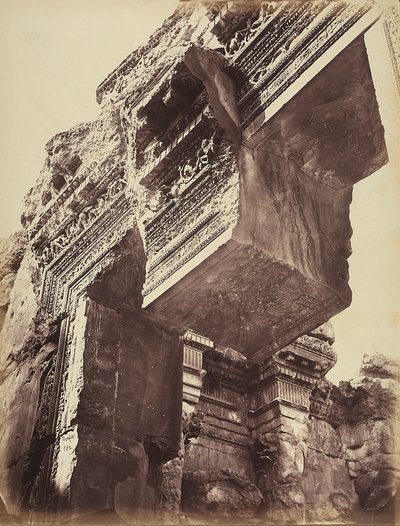 Detalje af indgangen til et tempel, i den arkæologiske zone i Heliopolis eller Baalbek, gammel syrisk by, nu Libanoni af Félix Bonfils
