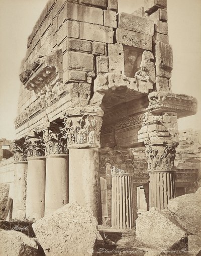 Detalje af pronaos af Bacchus-templet, i den arkæologiske zone Heliopolis eller Baalbek, gammel syrisk by, nu Libanon af Félix Bonfils