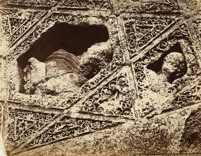 Detalje af den skulpturelle udsmykning i et tempel, i den arkæologiske zone i Heliopolis eller Baalbek, gammel syrisk by, nu Libanon af Félix Bonfils