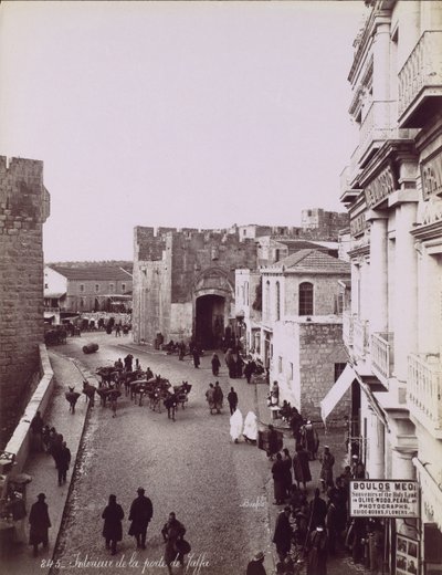 Indersiden af ​​Jaffa-porten, ca. 1870. af Félix Bonfils