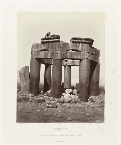 Man op af qubba van Douris, nær Baalbek Syrien. Cupola of Douris, i Bekàa-sletten - Balbek (titel på objektet) Gammel arkitektur: Egypten, Grækenland, Lilleasien: Fotoalbum (serietitel) af Félix Bonfils