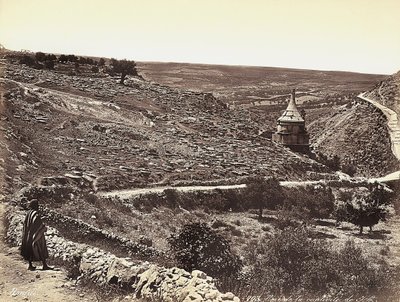Panoramaudsigt over Cedron-dalen eller Josafat med Absaloms grav i udkanten af Jerusalem. En mas kigger på udsigten fra gaden af Félix Bonfils