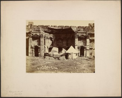 Rektangulær gård, Baalbek af Félix Bonfils