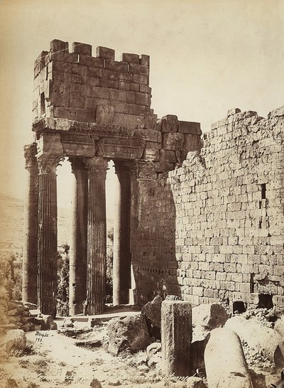 Ruinerne af Jupitertemplet eller Solen, i den arkæologiske zone Heliopolis eller Baalbek, gammel syrisk by, nu Libanon af Félix Bonfils