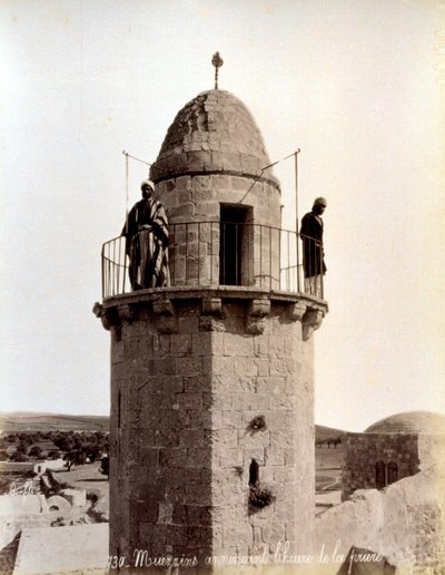 To muezziner kalder de troende til bøn fra toppen af en minaret af Félix Bonfils