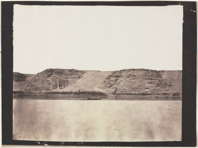 Generelt syn på monumenter hugget ind i grundfjeldet med fotografer Dahabieh. Abu Simbel, 1851-1852. af Félix Teynard