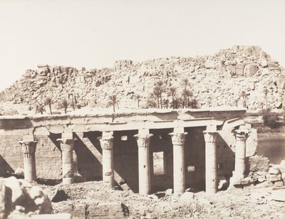 Island of Fileh Philæ, Western Colonnade - Ruiner set fra punkt L, 1851-52, trykt 1853-54. af Félix Teynard