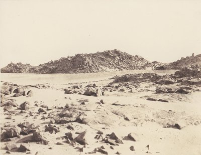 Første grå stær, granitbjerge dækket af sand, 1851-52, trykt 1853-54. af Félix Teynard