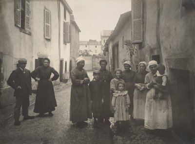[Gruppe af voksne og børn på en landsbygade i Auvergne], ca. 1910. af Félix Thiollier