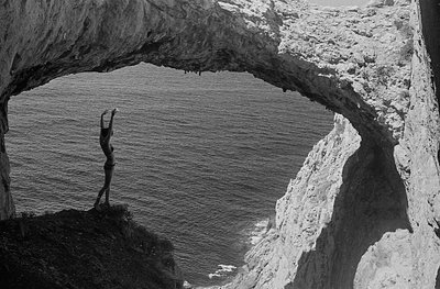 Badegæst i en grotte ved Capo Zafferano af Fosco Maraini