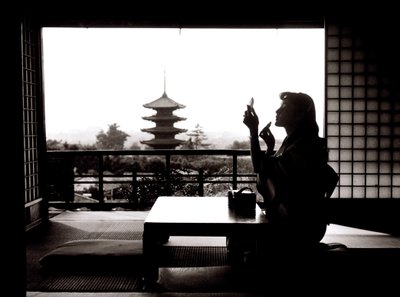 "Frivolous Kyoto". Yasaka-pagoden set fra restauranten Kyo-Yamato af Fosco Maraini