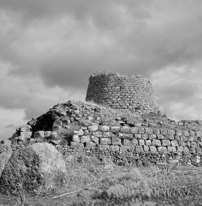 Nuraghe Santu Antine af Fosco Maraini
