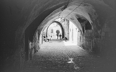 Vej i souks i den gamle bydel i Jerusalem af Fosco Maraini