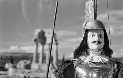 Siciliansk marionetdukke. I baggrunden ses Castor og Pollux-templet eller Castor og Pollux i Tempeldalen i Agrigento. af Fosco Maraini