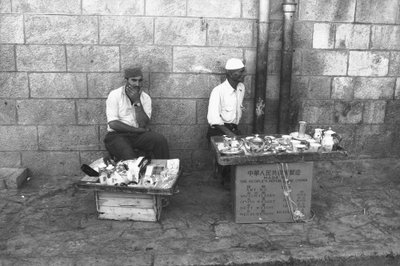 Gadesælgere på en gade i Jerusalem af Fosco Maraini